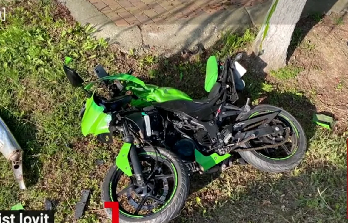 
    Motociclistul a fost lovit și proiectat în șanț FOTO: captură observatornews.ro  