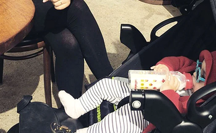 
    Bianca Lăpuște  și micuța Maria,  fotografie  pe celebra  Venice Beach  