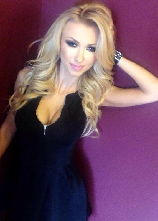 Andreea Bălan s-a lăsat fotografiată fără sutien, în ipostaze sexyFoto: Arhivă personală