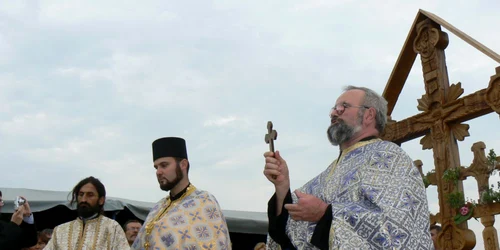 Preotul Boian Aleksandrovici (centru) a tras un semnal de alarmă asupra politicii de asimilare practicate de autorităţile sârbe