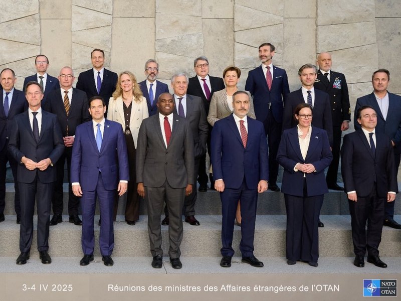 Emil Hurezeanu, gafă la reuniunea NATO: Ministrul a întârziat la poza de grup și a venit fugind