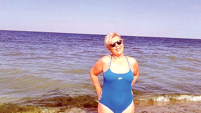 Silvia Dumitrescu, într-un costum de baie albastru intens