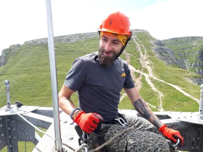 alpinisti azuga restauratori cruce caraiman