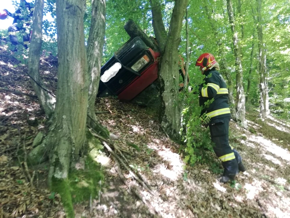 Şoferul s-a prăbuşit cu maşina într-o prăpastie. Foto: ISU Alba