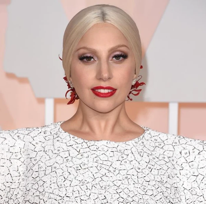 Lady Gaga a ieşit fără sutien pe stradă şi s-a dus să îşi cumpere pizza. Sânul ei stâng a fost dezgolit total, iar paparazii nu au ratat momentul.Foto: e.online