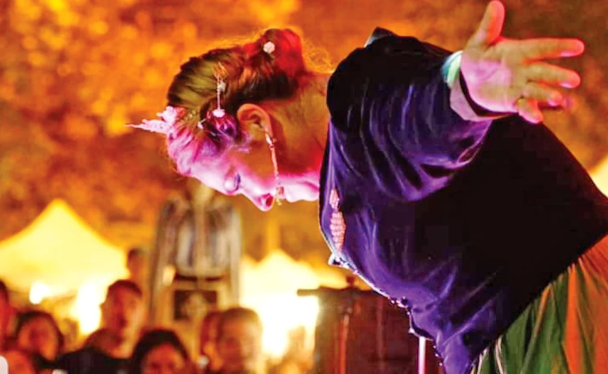 
    20 octombrie 2019. A strălucit pe scenă  în rochie şi coroană  de regină, la Festivalul “Bărbaţi pe Mătăsari”  