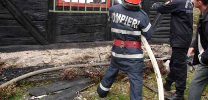 Două fetiţe prinse într-un incendiu