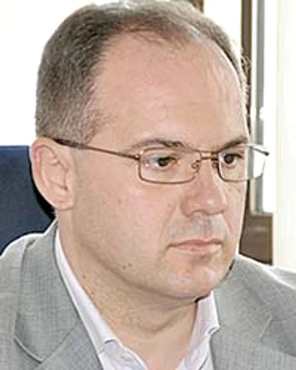 Primarul Eduard  Ciocăzanu şi-a înşelat  soţia cu secretara
