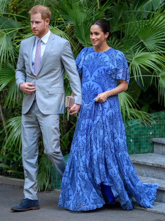 Meghan Markle, în rochie Carolina Herrera, de mână cu Prințul Harry la întâlnirea cu Regele Mohammed VI