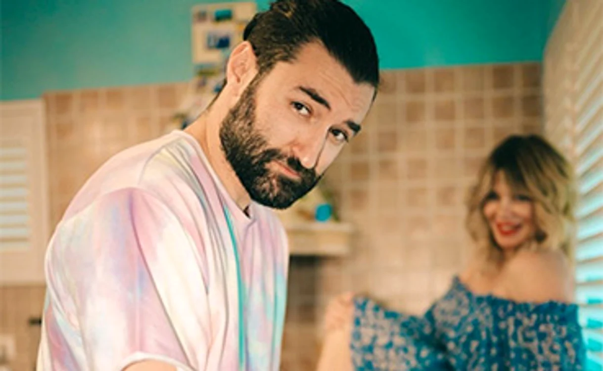 
    Smiley o ajută pe Gina Pistol cu tot ce e nevoie pentru micuța Josephine  