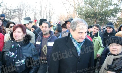 Vasile Muraru l a condus pe Nae Lăzărescu, partenerul său de scenă, pe ultimul drum (Foto: Ştefan Borcea) jpeg
