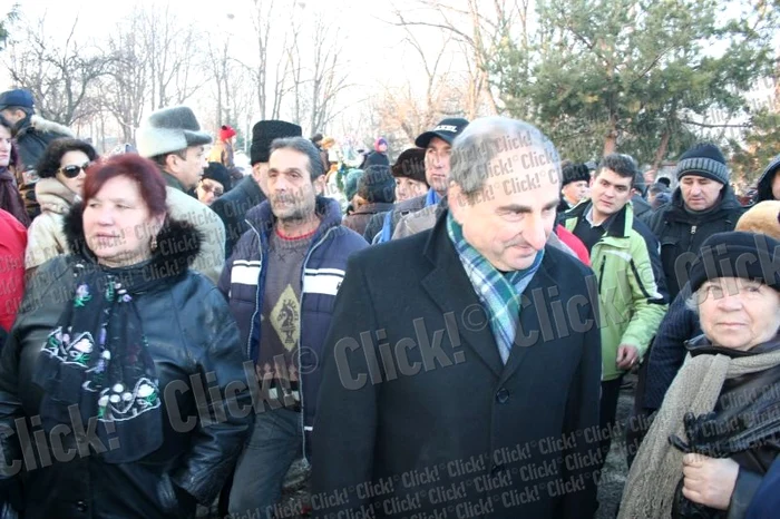 Vasile Muraru l-a condus pe Nae Lăzărescu, partenerul său de scenă, pe ultimul drum (Foto: Ştefan Borcea)