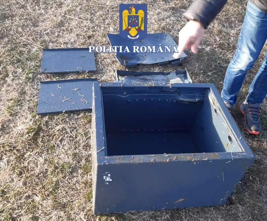 Hoții au scăpat de seif aruncându-l în râul, acesta fiind ulterior recuperat Olt FOTO: IPJ Olt