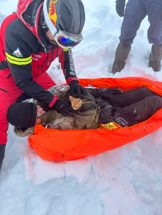 Pisicuţa  era strânsă  la piept  de bărbat. FOTOGRAFII: Salvamont Maramureş