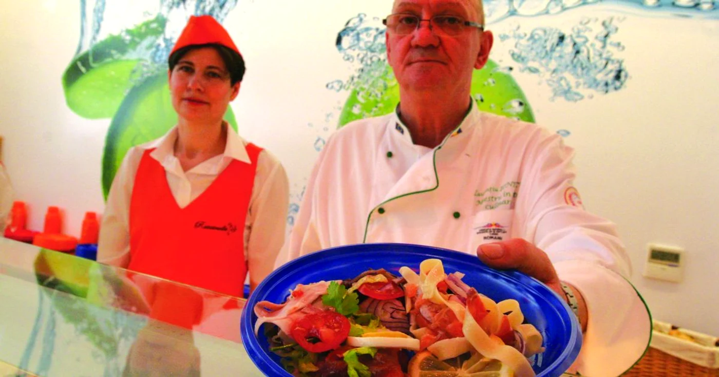 Maestrul bucătar ne arată unul dintre produsele preparate 