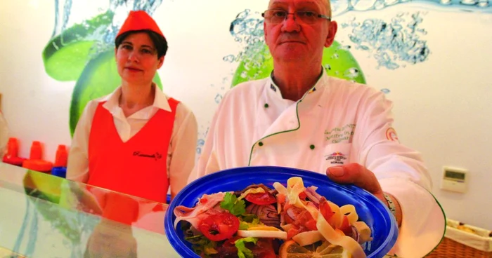 Maestrul bucătar ne arată unul dintre produsele preparate