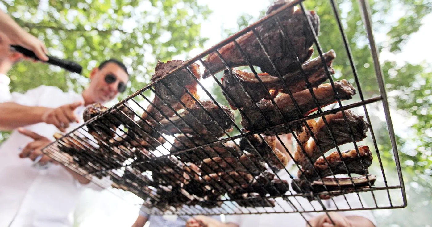 Într-o zi de weekend sau de sărbătoare câmpenească se consumă mititei cât într-o lună