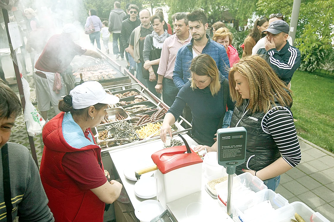 
    Grătarele au ars necontenit în Parcul Alexandru Ioan CuzaFoto: Dorin Constanda  