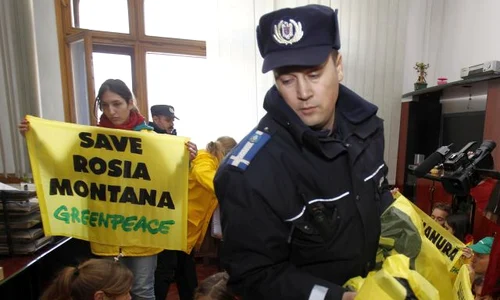 Activiştii Greenpeace s au legat cu lanţuri în biroul ministrului Borbely (Foto: Reuters) jpeg