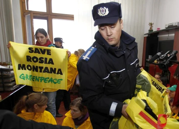 Activiştii Greenpeace s-au legat cu lanţuri în biroul ministrului Borbely (Foto: Reuters)