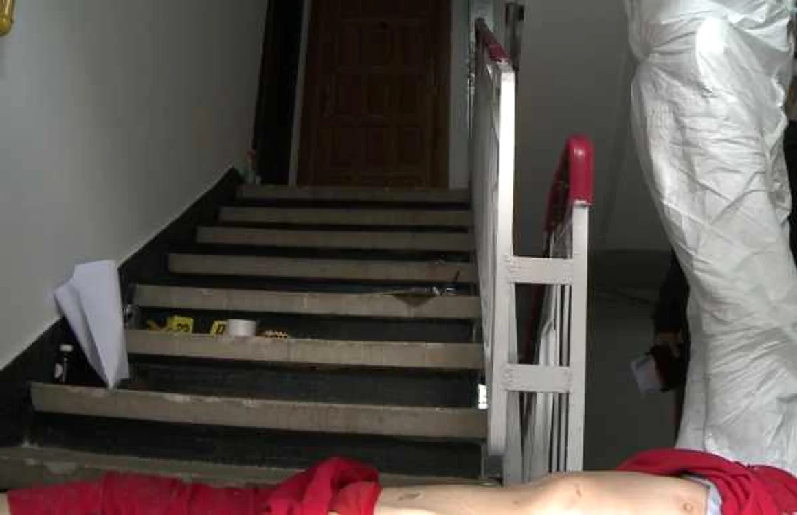Cadavrul unui bărbat găsit pe casa scării FOTO Arhivă