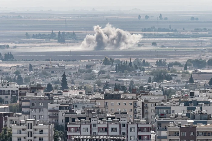 Din imagini, se poate vedea cum mai mulţi oameni fug din tabăra de lângă Rakkafoto: Observatorul Sirian pentru Drepturile Omului