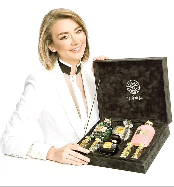 Denisa  Tănase vinde  parfumurile  pe Internet
