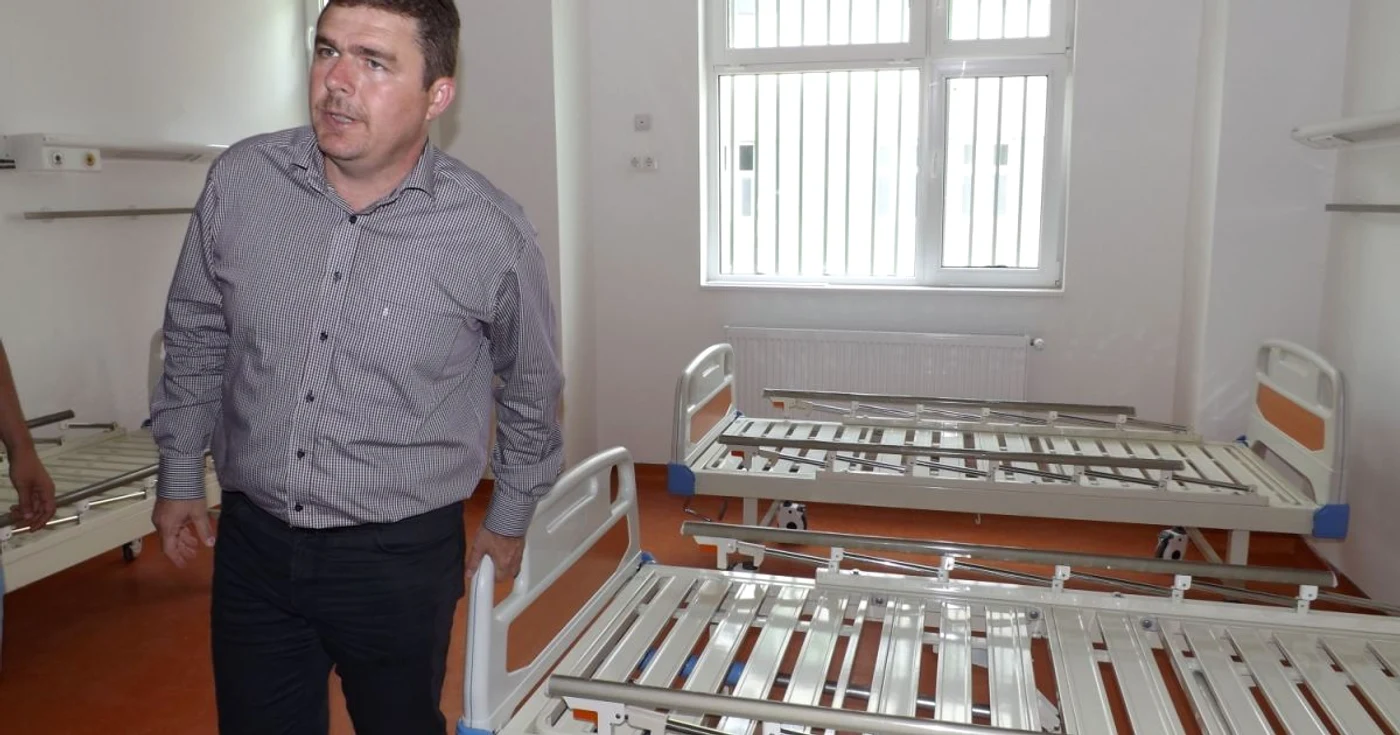 Preşedintele CJ Mehedinţi într-un salon din noua secţie de pediatrie FOTO Corina Macavei
