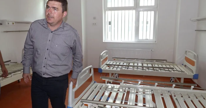 Preşedintele CJ Mehedinţi într-un salon din noua secţie de pediatrie FOTO Corina Macavei