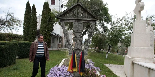 Mormântul tatălui ex-cancelarului german a fost înfrumuseţat cu o troiţă din Maramureş, împodobită cu drapelul Germaniei.