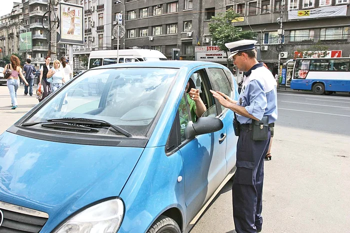 Poliţiştii de la Rutieră pot aplica amenzi cuprinse între 250 şi 2.500 de lei