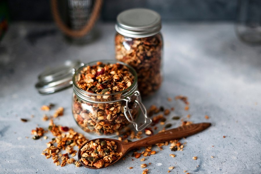 Pericolul ascuns în granola, delicioasele cereale pentru mic dejun. Medic: „Ne putem păcăli ușor, să fiți atenți!”