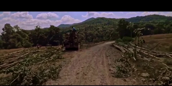 Paradox: fost drum naţional, DN7D, asfaltat doar la jumătate, cu uliţe moderne. Parţial va fi paralel cu Autostrada Sibiu - Piteşti