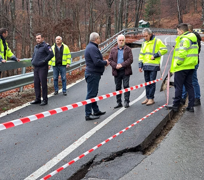 Drumul către Mănăstirea Frăsinei surpat după blestemele mitropolitului Olteniei Irineu Foto ISU VL