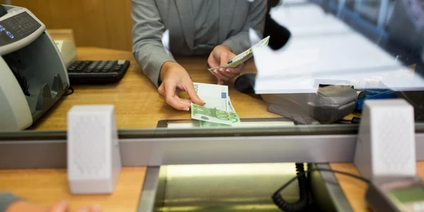 Schimb valutar - bani euro - banca - credit - FOTO Shutterstock 