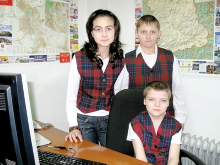 Hunedoara: Uniformă şcolară sau ecuson şi insignă