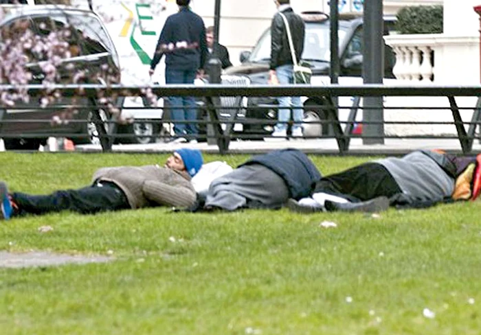 Bine înfofoliţi, ţiganii şi-au făcut “cartier general” în parcuri şi la metrou