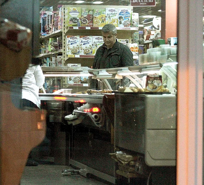 A analizat cu atenţie oferta.  “Oare Lilianei ce i-ar plăcea?”