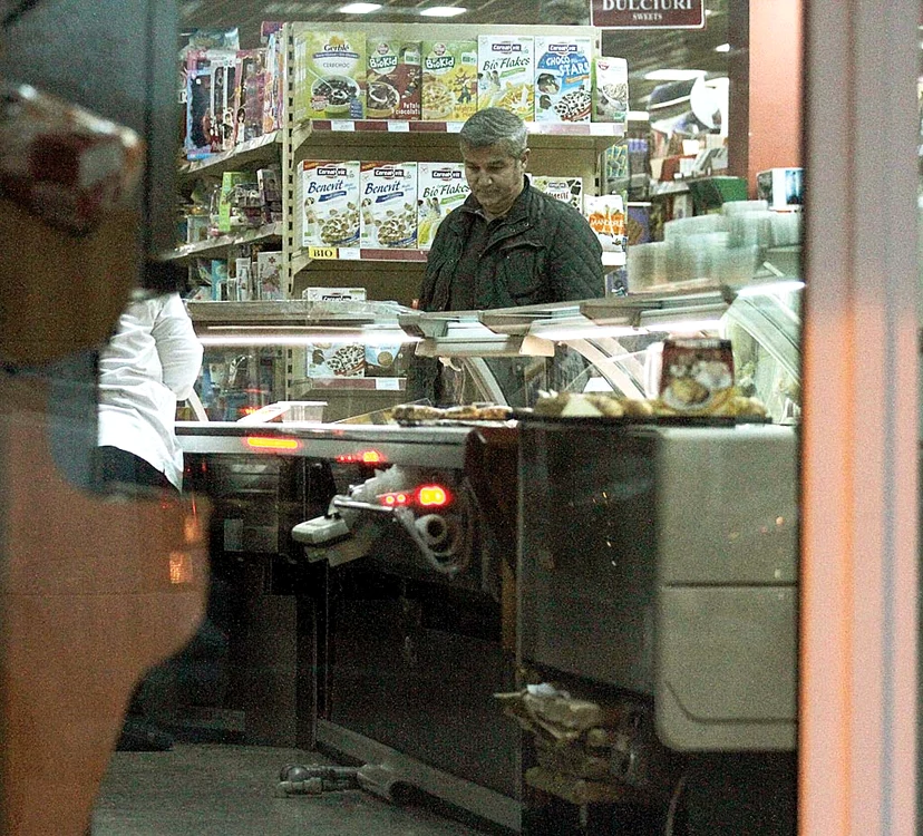 A analizat cu atenţie oferta.  “Oare Lilianei ce i-ar plăcea?”