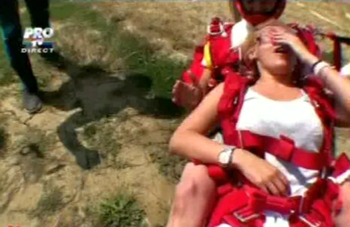 Jasmine a regretat că a sărit din avion (Foto: captură video Pro TV)