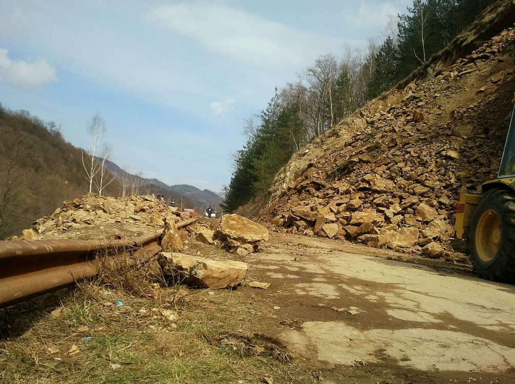 Drumul este acoperit de bolovani pe o porţiune de 20 de metri. Foto: Iulian Bunilă