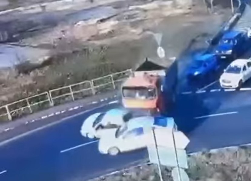 Momentul în care o basculantă fără frâne a lovit trei autoturisme pe autostradă. Trei persoane, printre care un copil de 4 ani, au fost rănite