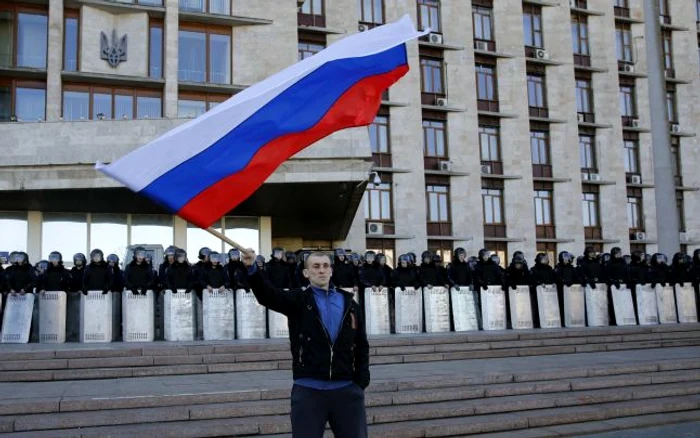 
    Manifestanţii care ocupă sediul administraţiei locale din Doneţk, au proclamat luni o "republică suverană"  
