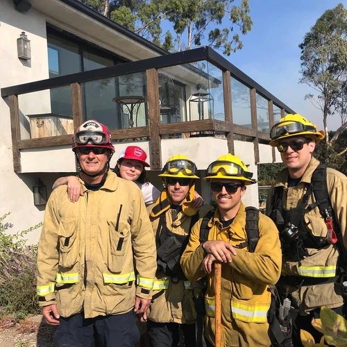 Pomperii au evacuat-o pe Shannen Doherty, cu avere de 10 milioane de dolari, înainte ca vila ei să fie mistuită de flăcări.