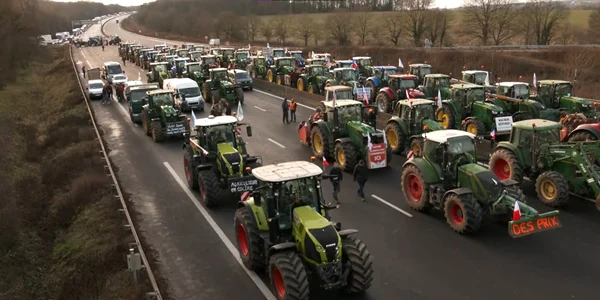 Fermierii francezi blochează autostrăzile către Paris Captură Foto YouTube jpg