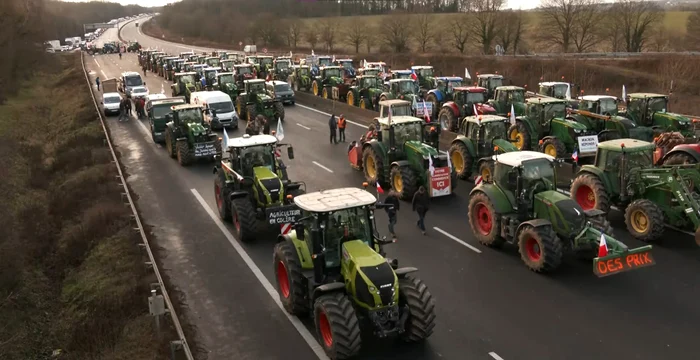 foto fermieri francezi care blochează drumurile cu tractoarele