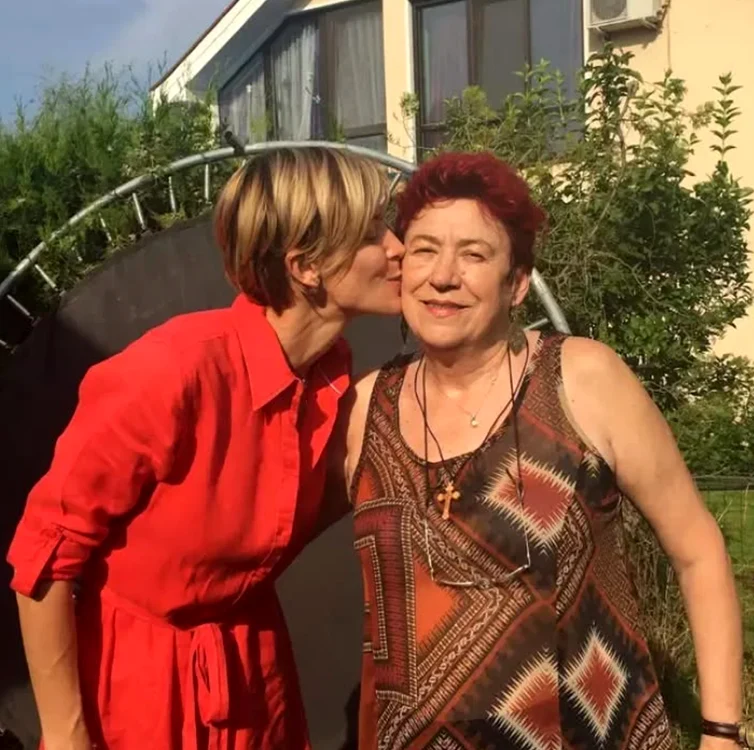 Roxana Ciuhulescu spune că mama sa răspunde bine la tratamentul oncologic. FOTO: Facebook