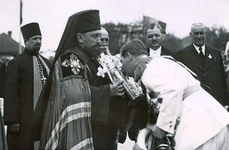Episcopul Visarion al Hotinului şi Regele Carol al II-lea, la sfinţirea catedralei Sf. Constantin şi Eleana din Bălţi, la 2 iunie 1935 (© Wikimedia Commons)