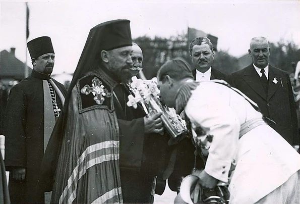 Episcopul Visarion al Hotinului şi Regele Carol al II-lea, la sfinţirea catedralei Sf. Constantin şi Eleana din Bălţi, la 2 iunie 1935 (© Wikimedia Commons)