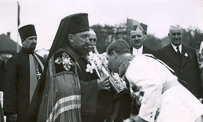 Episcopul Visarion al Hotinului şi Regele Carol al II-lea, la sfinţirea catedralei Sf. Constantin şi Eleana din Bălţi, la 2 iunie 1935 (© Wikimedia Commons)